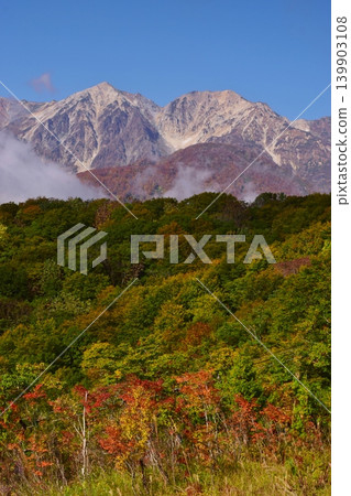 從岩岳眺望白馬山的群峰，秋色正濃。 139903108