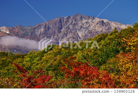 The peaks of Hakuba as seen from Iwatake amidst the autumn foliage. The peaks of Hakuba as seen from Iwatake amidst the autumn foliage. 139903128