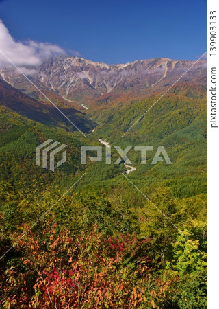 The peaks of Hakuba as seen from Iwatake amidst the autumn foliage. 139903133