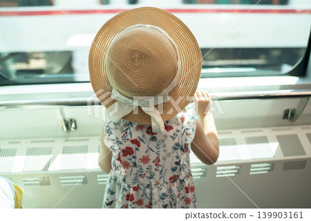 一個孩子正望著火車窗外。 一個孩子正望著火車窗外。 139903161