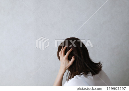 一張女子雙手抱頭、神情緊張的照片。 一張女子雙手抱頭、神情緊張的照片。 139903297