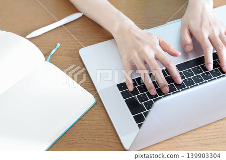 在筆記型電腦上工作的女人的手 139903304
