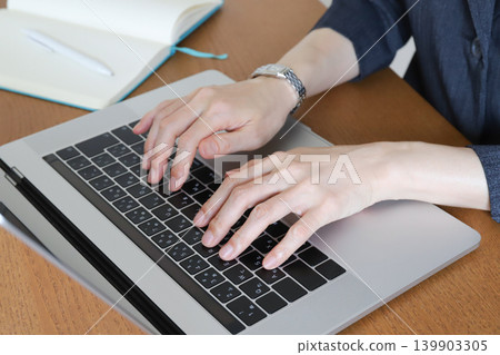 一位女員工正在使用筆記型電腦。 139903305