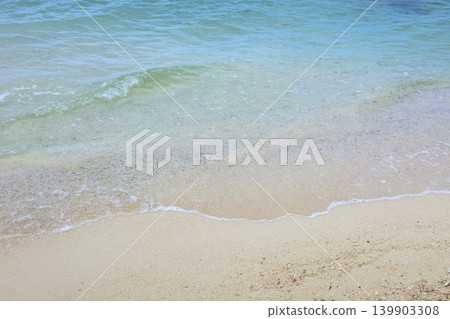 沖繩石垣島擁有美麗的海灘景色,海水清澈見底,沙灘潔白細膩。 沖繩石垣島擁有美麗的海灘景色,海水清澈見底,沙灘潔白細膩。 139903308