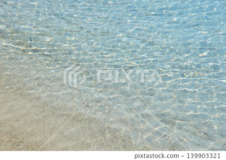 沖繩石垣島擁有美麗的海灘景色,海水清澈見底,沙灘潔白細膩。 沖繩石垣島擁有美麗的海灘景色,海水清澈見底,沙灘潔白細膩。 139903321