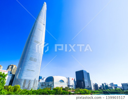 Seoul in Spring: Lotte World Tower and Seokchon Lake Park 139903517