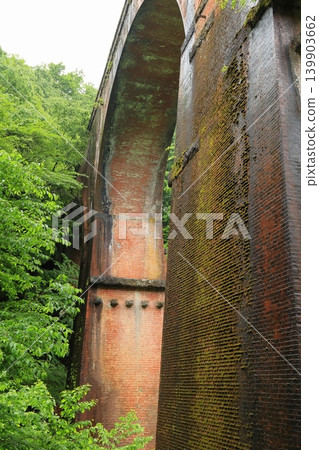 臼井第三橋(眼鏡橋)和新鮮的綠色植物 臼井第三橋(眼鏡橋)和新鮮的綠色植物 139903662