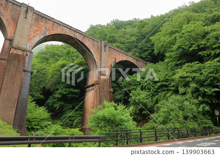 臼井第三橋（眼鏡橋）和新鮮的綠色植物 139903663