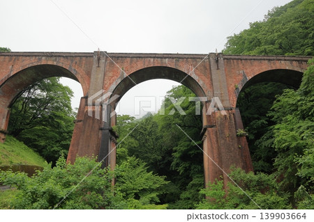 臼井第三橋(眼鏡橋)正面景觀和周圍的綠色植物。 臼井第三橋(眼鏡橋)正面景觀和周圍的綠色植物。 139903664