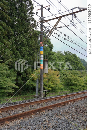 在JR東日本高崎支線管轄區域內，常見的是色彩鮮豔的架空電線桿。 139903669