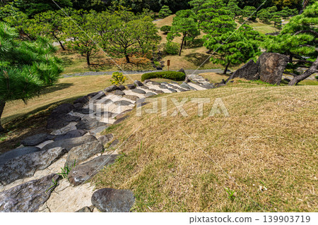 2023年9月，從原芝離宮庭園的人工山丘上可以欣賞到美麗的石階和日式庭園景色。 139903719
