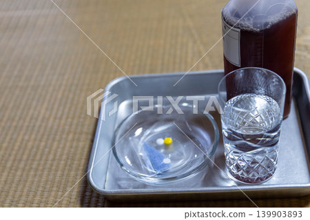 透明玻璃杯中裝有藥物和水。 139903893