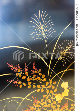漆器上的繪畫,飾以金箔 漆器上的繪畫,飾以金箔 139903894