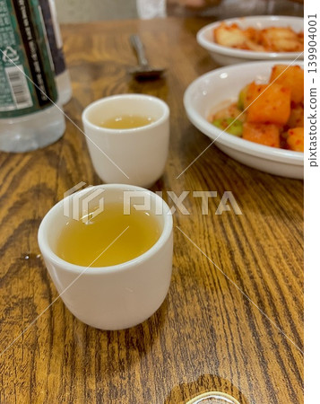 韓國餐廳的餐前酒 韓國餐廳的餐前酒 139904001