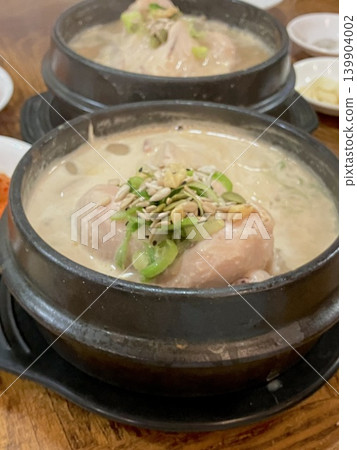 我在首爾一家餐廳吃了參雞湯。 我在首爾一家餐廳吃了參雞湯。 139904002