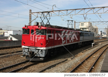 南部線上的 EF65 型機車，用於司機訓練換班 [1118 號機車 + 更新塗裝雙機牽引]（在士提站） 139904157