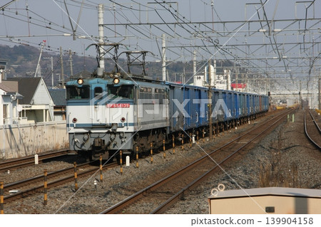 Freight train 3461 [hauled by EF65-1139] (at Kamomiya Station) 139904158