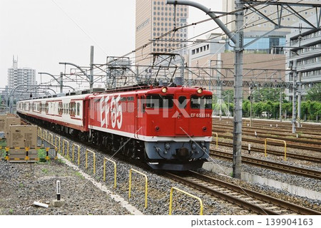 12係客車「Fureai Michinoku」列車[由EF65-1118牽引]（在埼玉新都心站） 139904163