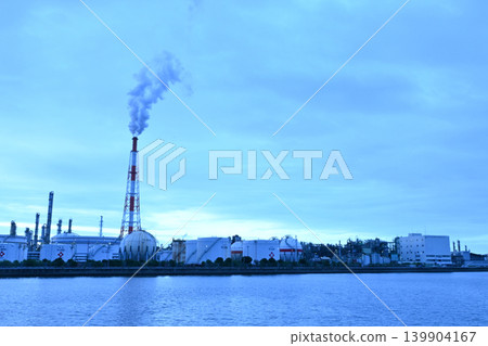 工廠煙囪冒出滾滾濃煙,石化聯合企業呈現水平延伸的工業景觀。 工廠煙囪冒出滾滾濃煙,石化聯合企業呈現水平延伸的工業景觀。 139904167