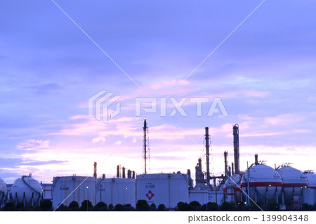 暮色中的工廠建築群和藍調時刻的工業景觀 暮色中的工廠建築群和藍調時刻的工業景觀 139904348