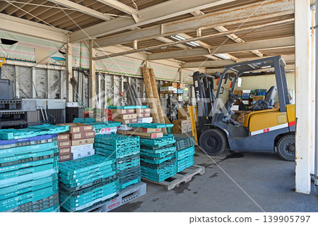 Forklifts at the collection point; a spacious work area lined with containers in Nobeyama Plateau. Forklifts at the collection point; a spacious work area lined with containers in Nobeyama Plateau. 139905797
