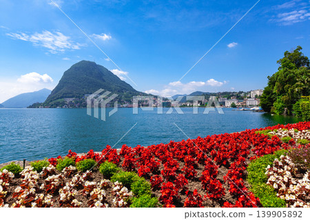 紅白相間的花壇、聖薩爾瓦託山、盧加諾湖和城鎮風景-瑞士 紅白相間的花壇、聖薩爾瓦託山、盧加諾湖和城鎮風景-瑞士 139905892
