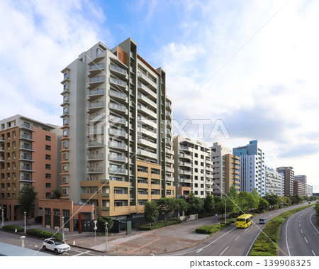 美麗的街景和道路兩旁的公寓大樓 美麗的街景和道路兩旁的公寓大樓 139908325