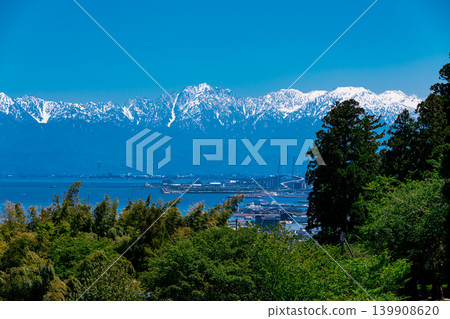 View of Shinminato Bridge and the Tateyama mountain range from the Satoyama Observation Deck View of Shinminato Bridge and the Tateyama mountain range from the Satoyama Observation Deck 139908620