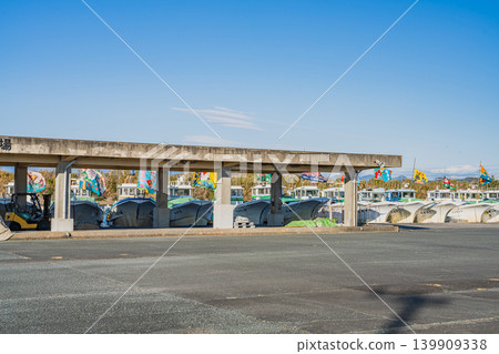 A scene of large fishing flags at Fukuda Fishing Port in Iwata City (Shizuoka Prefecture) A scene of large fishing flags at Fukuda Fishing Port in Iwata City (Shizuoka Prefecture) 139909338