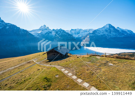 格林德瓦菲斯特 (Grindelwald First) 擁有廣闊的高山健行步道和山間小屋。格林德瓦,伯爾尼州,瑞士 格林德瓦菲斯特 (Grindelwald First) 擁有廣闊的高山健行步道和山間小屋。格林德瓦,伯爾尼州,瑞士 139911449