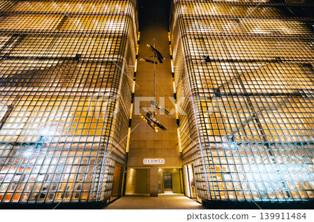 銀座愛馬仕之家採用玻璃磚建築，夜晚熠熠生輝。 139911484