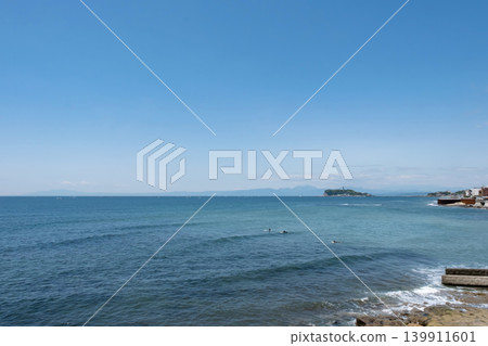 碧海藍天,從稻村崎眺望江之島。 碧海藍天,從稻村崎眺望江之島。 139911601