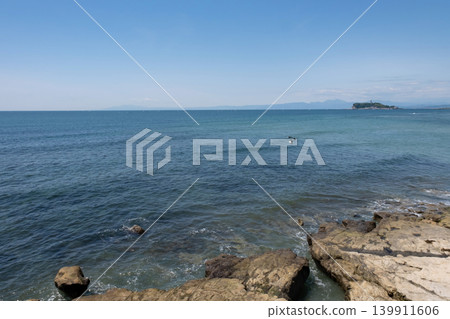 碧海藍天,從稻村崎眺望江之島。 碧海藍天,從稻村崎眺望江之島。 139911606