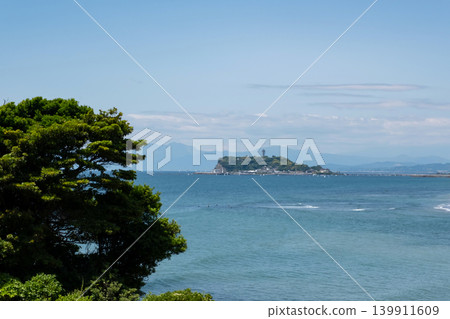 Blue sea and blue sky, a view of Enoshima from Inamuragasaki. Blue sea and blue sky, a view of Enoshima from Inamuragasaki. 139911609