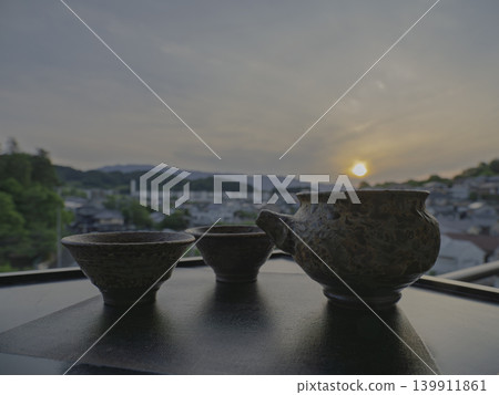 傍晚時分,一邊欣賞城市黃昏美景,一邊享用一杯輕鬆的飲品。 傍晚時分,一邊欣賞城市黃昏美景,一邊享用一杯輕鬆的飲品。 139911861