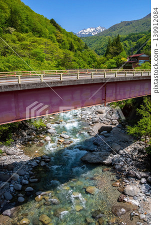 翠綠的季節,奧飛驒溫泉鄉新穗高溫泉附近的山澗溪流(岐阜縣高山市) 翠綠的季節,奧飛驒溫泉鄉新穗高溫泉附近的山澗溪流(岐阜縣高山市) 139912084
