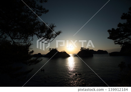 Sunset over the sea Sunset over the sea 139912184