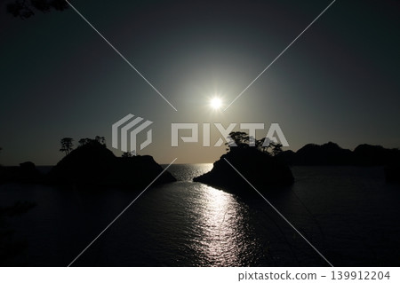 sun setting into the sea sun setting into the sea 139912204