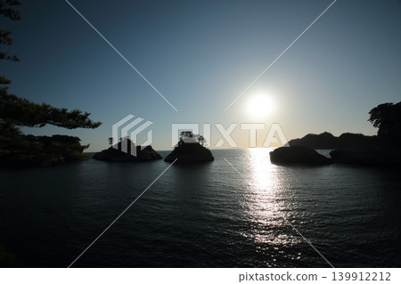 sun setting into the sea sun setting into the sea 139912212