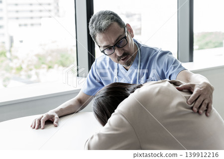 一位女士在得知醫生的診斷結果後悲痛欲絕。 一位女士在得知醫生的診斷結果後悲痛欲絕。 139912216