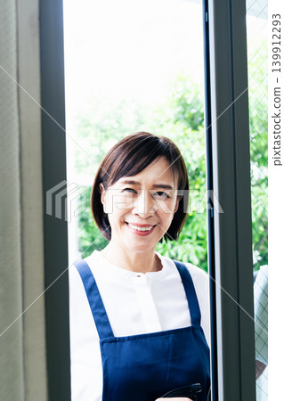 一名女子正在擦窗戶 139912293