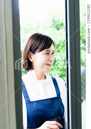 一名女子正在擦窗戶 139912295