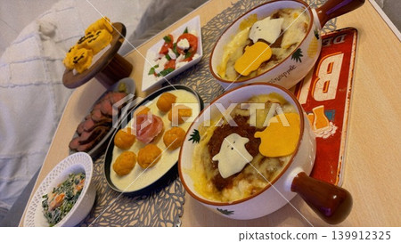 Cute Halloween food featuring pumpkins and ghosts 139912325