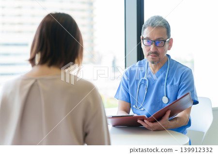 接受醫生解釋的婦女 139912332