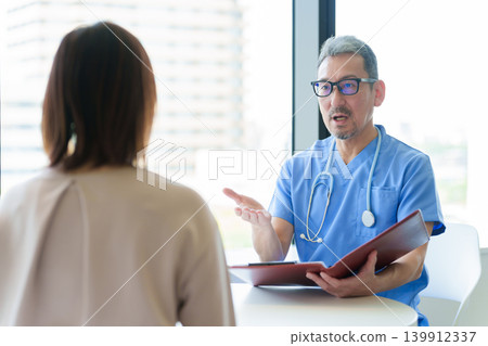 Women who receive explanation from doctor 139912337