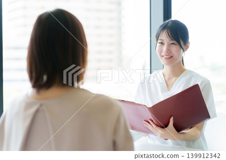 接受醫生解釋的婦女 139912342