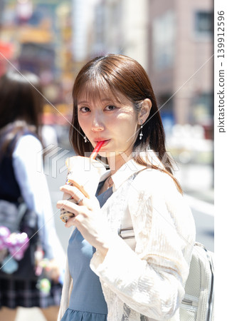 一位女士在橫濱中華街享用街頭小吃 139912596