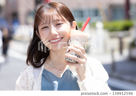 一位女士在橫濱中華街享用街頭小吃 一位女士在橫濱中華街享用街頭小吃 139912598