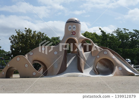 公園裡的一個大滑梯和藍天 公園裡的一個大滑梯和藍天 139912879