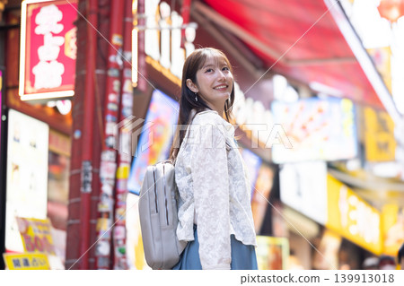 Women enjoying Yokohama Chinatown Women enjoying Yokohama Chinatown 139913018